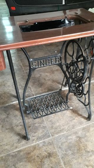 mesa máquina de coser antigua