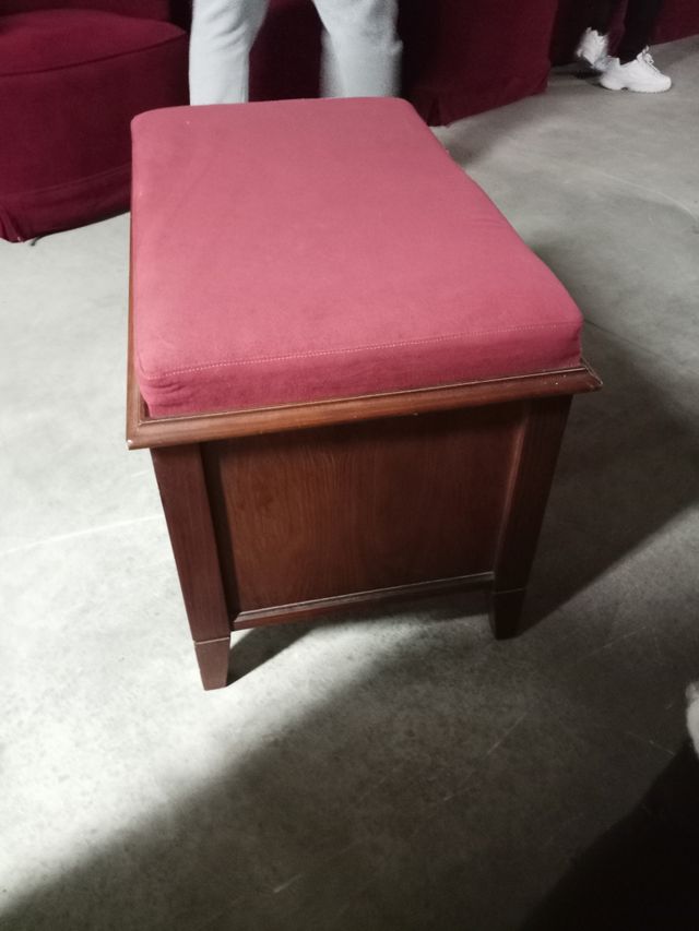 Taburete con almohadilla.