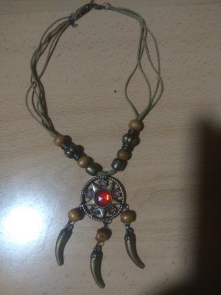 colgante de colmillos 