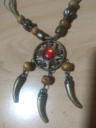 colgante de colmillos 