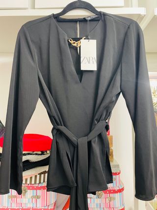 Top con cadena de Zara