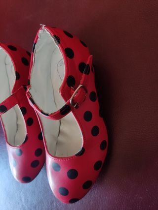 Zapatos niña sevillana y baile flamenco.