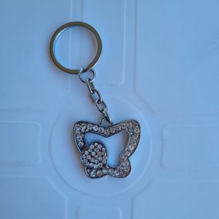 Portachiavi a forma di farfalla con brillantini.