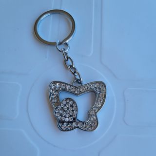 Portachiavi a forma di farfalla con brillantini.