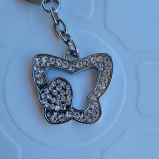 Portachiavi a forma di farfalla con brillantini.