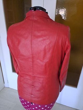 chaqueta cuero color rojo