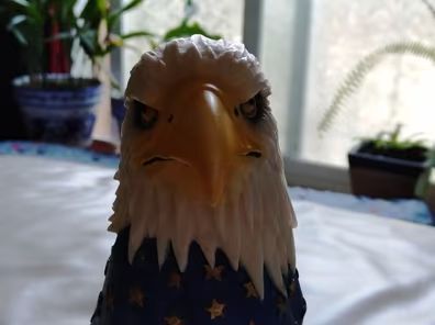 FIGURA DI AQUILA CALVA CON BANDIERA AMERICANA