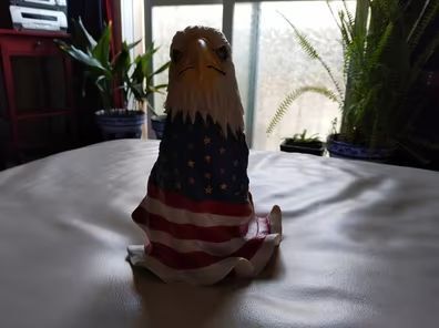 FIGURA DI AQUILA CALVA CON BANDIERA AMERICANA