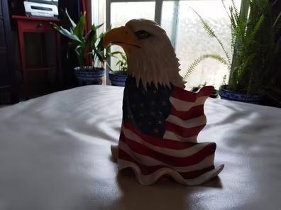 FIGURA DI AQUILA CALVA CON BANDIERA AMERICANA