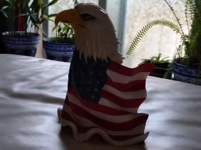 FIGURA DI AQUILA CALVA CON BANDIERA AMERICANA