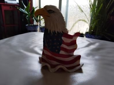 FIGURA DI AQUILA CALVA CON BANDIERA AMERICANA
