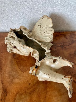 Figura hada acostada en hierro fundido