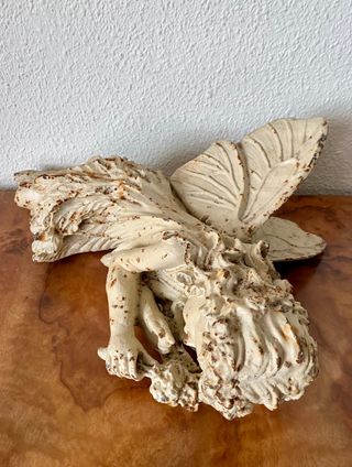 Figura hada acostada en hierro fundido