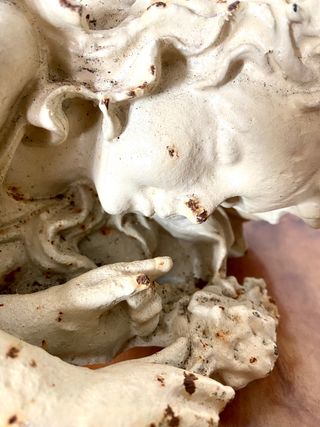 Figura hada acostada en hierro fundido