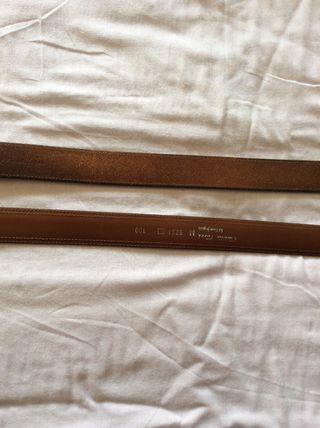 Dos cinturones cuero marrones caballero