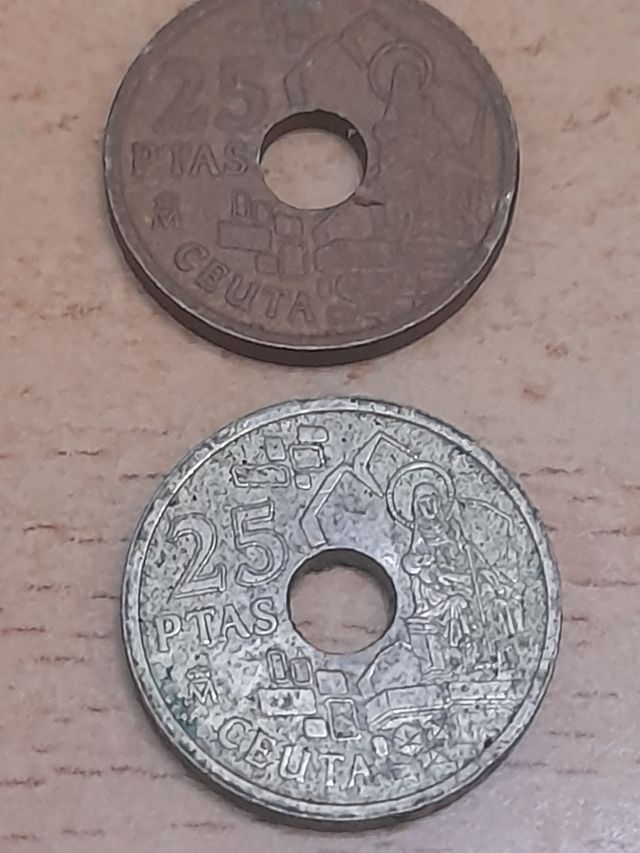 Lote dos monedas 25 pesetas españa, 5 euros.