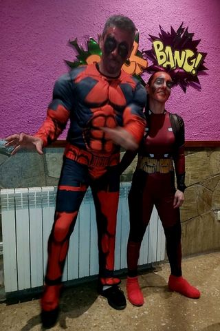 Traje de chica de DEADPOOL. talla S.