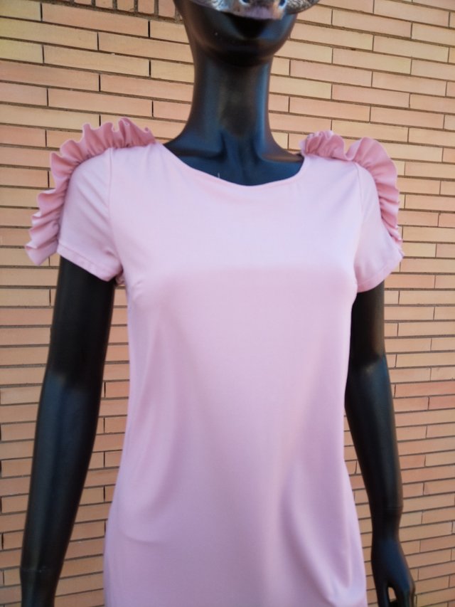 Vestido en rosa palo con adornos en los hombros