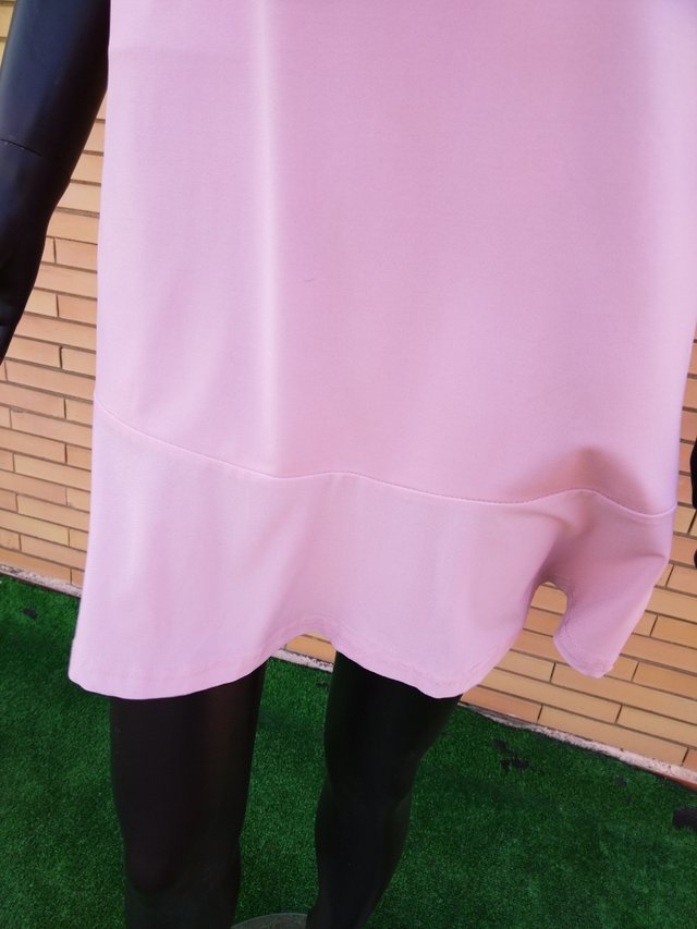 Vestido en rosa palo con adornos en los hombros
