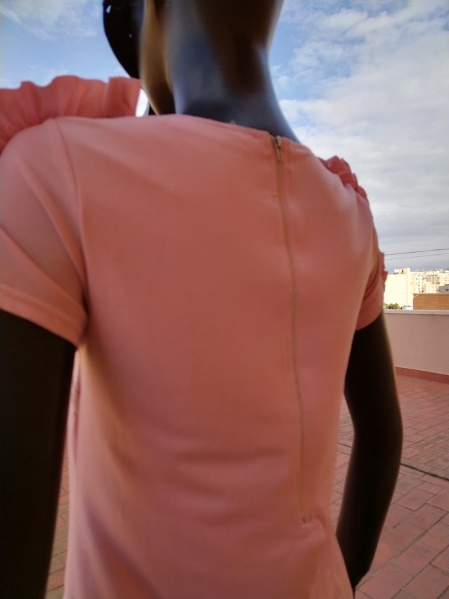 Vestido en rosa palo con adornos en los hombros