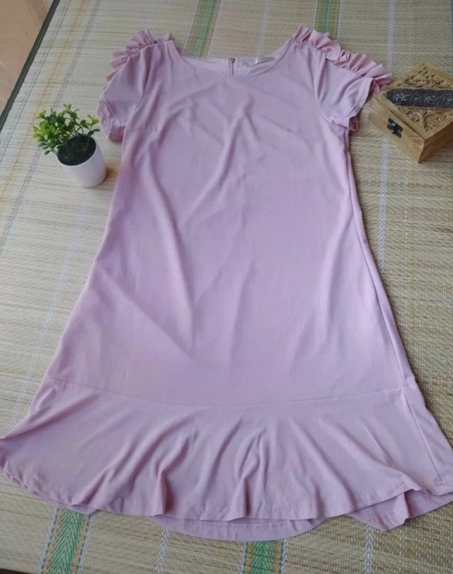 Vestido en rosa palo con adornos en los hombros