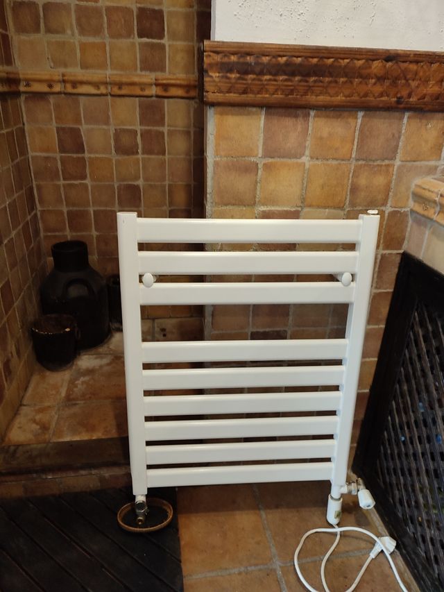 Radiador de gas color blanco.