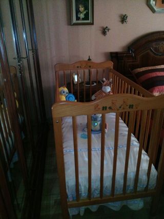 Cuna de madera con colchón y edredón