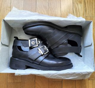Botines negros de piel. Tacón bajo. Stivaletti 