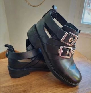 Botines negros de piel. Tacón bajo. Stivaletti 