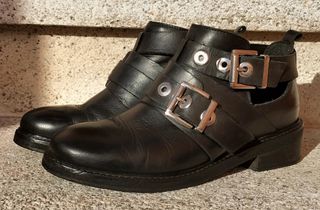 Botines negros de piel. Tacón bajo. Stivaletti 