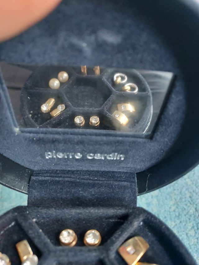 Estuche de Pendientes dorados Pierre Cardin