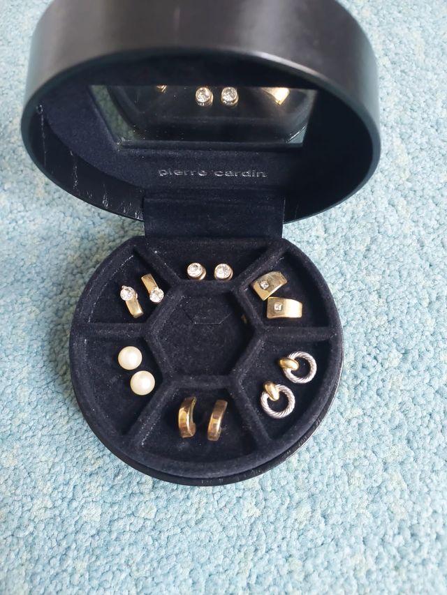 Estuche de Pendientes dorados Pierre Cardin