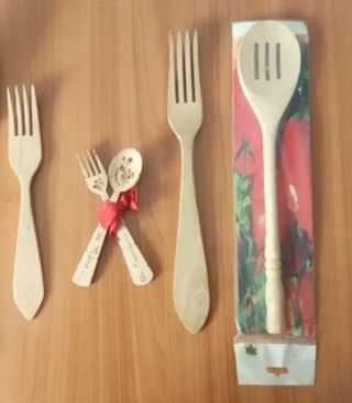 2 CUCHARAS Y 3 TENEDORES DE MADERA (SIN USAR)