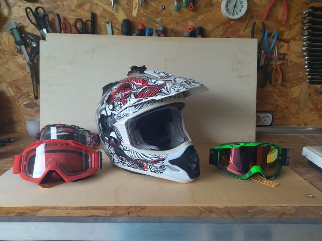 casco de enduro con gafas