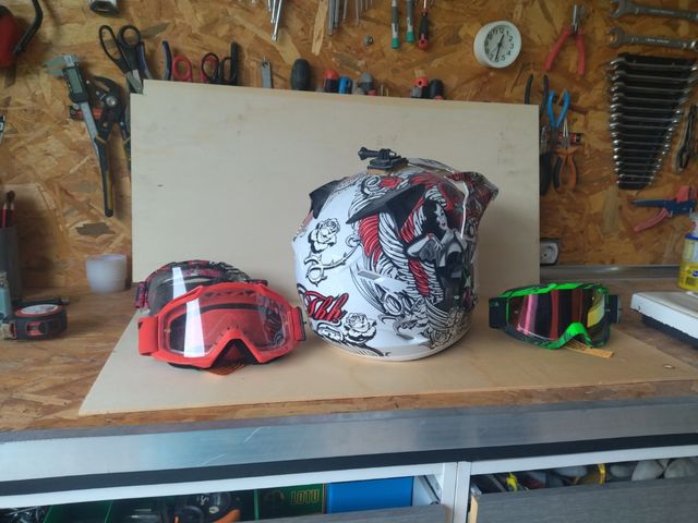 casco de enduro con gafas