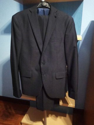 Traje chico azul marino. Clasico, pantalón recto. 