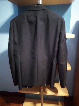 Traje chico azul marino. Clasico, pantalón recto. 