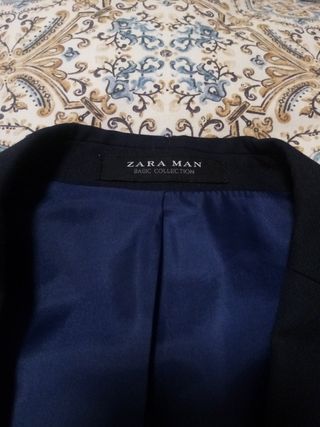 Traje chico azul marino. Clasico, pantalón recto. 