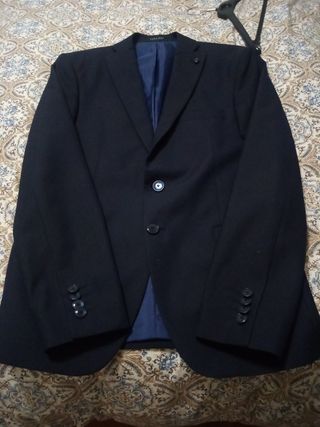 Traje chico azul marino. Clasico, pantalón recto. 