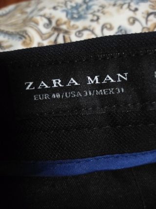 Traje chico azul marino. Clasico, pantalón recto. 