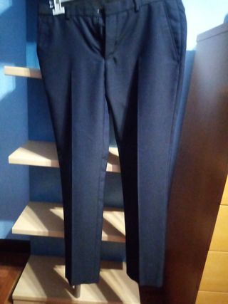 Traje chico azul marino. Clasico, pantalón recto. 