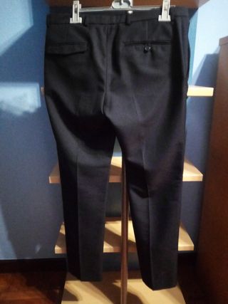 Traje chico azul marino. Clasico, pantalón recto. 