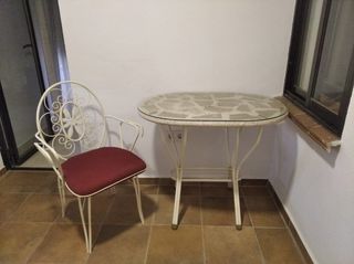 Mesa y cuatro sillas