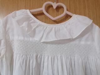 Camisa blanca con cuello para niña