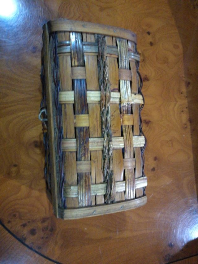 baúl de mimbre y madera