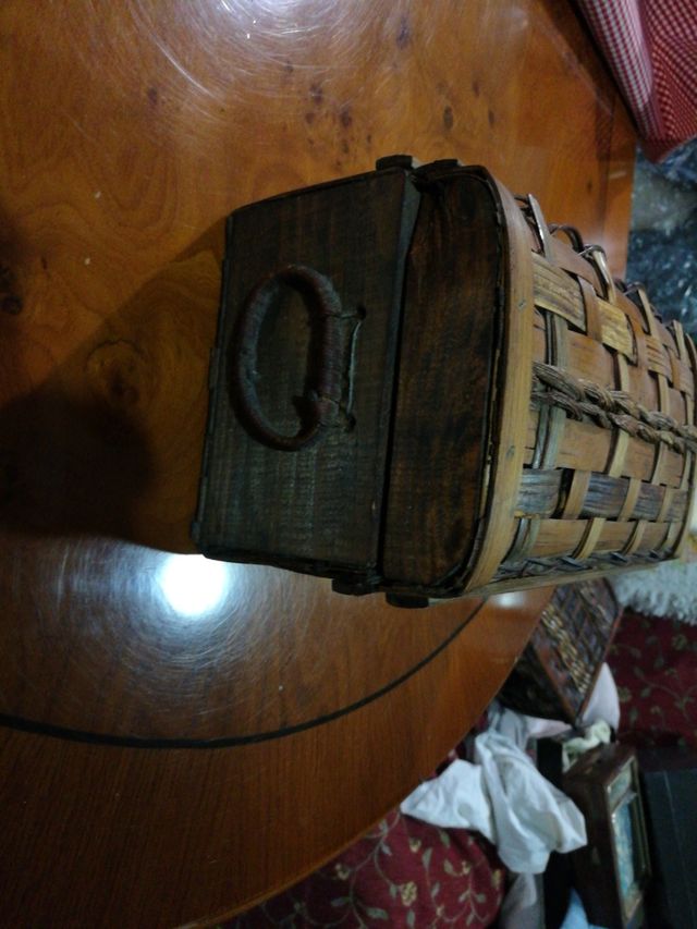 baúl de mimbre y madera