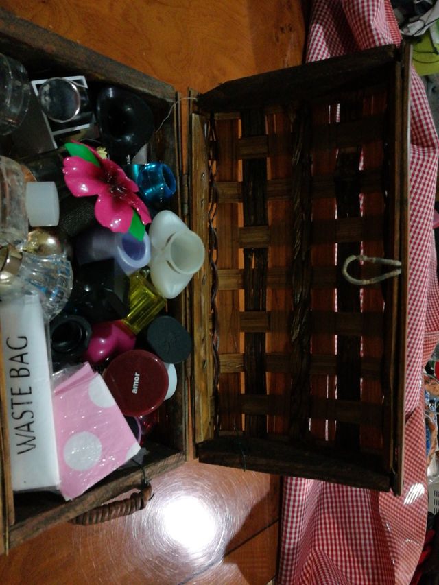 baúl de mimbre y madera