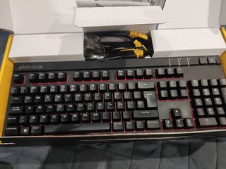 Teclado  CORSAIR STRAFE gaming - CHERRY