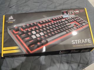 Teclado  CORSAIR STRAFE gaming - CHERRY