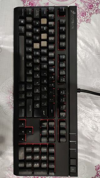 Teclado  CORSAIR STRAFE gaming - CHERRY